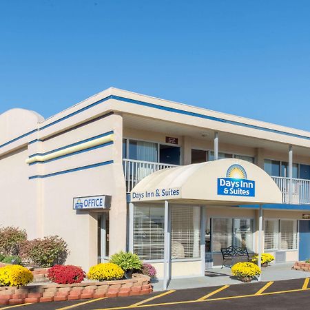 Days Inn & Suites By Wyndham Dayton North Eksteriør bilde