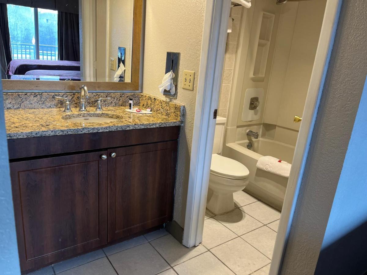 Days Inn & Suites By Wyndham Dayton North Eksteriør bilde