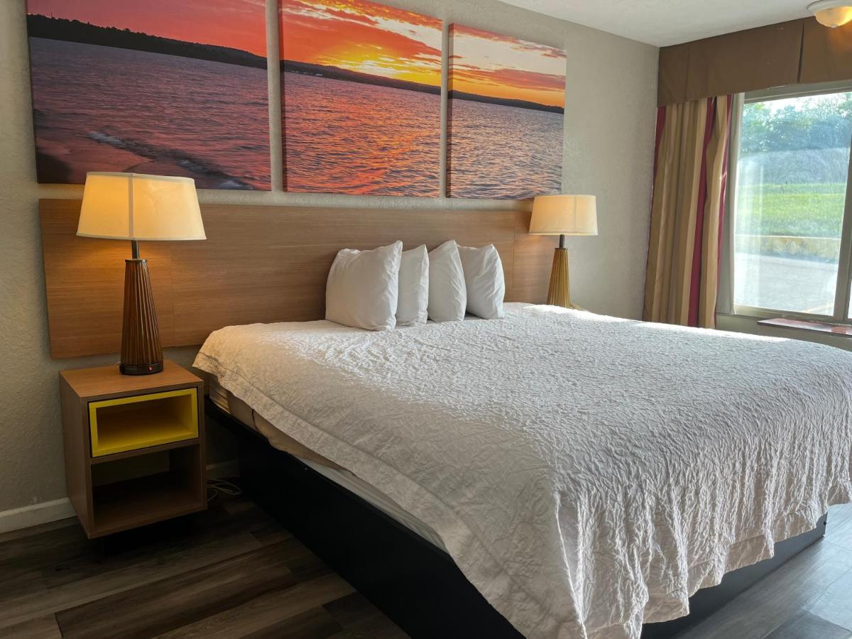 Days Inn & Suites By Wyndham Dayton North Eksteriør bilde