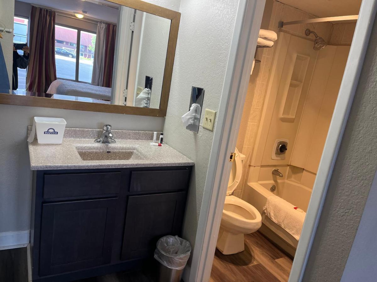 Days Inn & Suites By Wyndham Dayton North Eksteriør bilde
