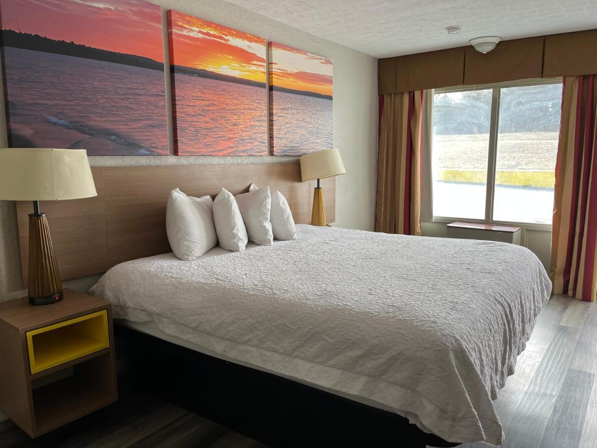 Days Inn & Suites By Wyndham Dayton North Eksteriør bilde