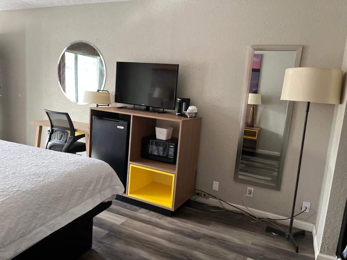 Days Inn & Suites By Wyndham Dayton North Eksteriør bilde