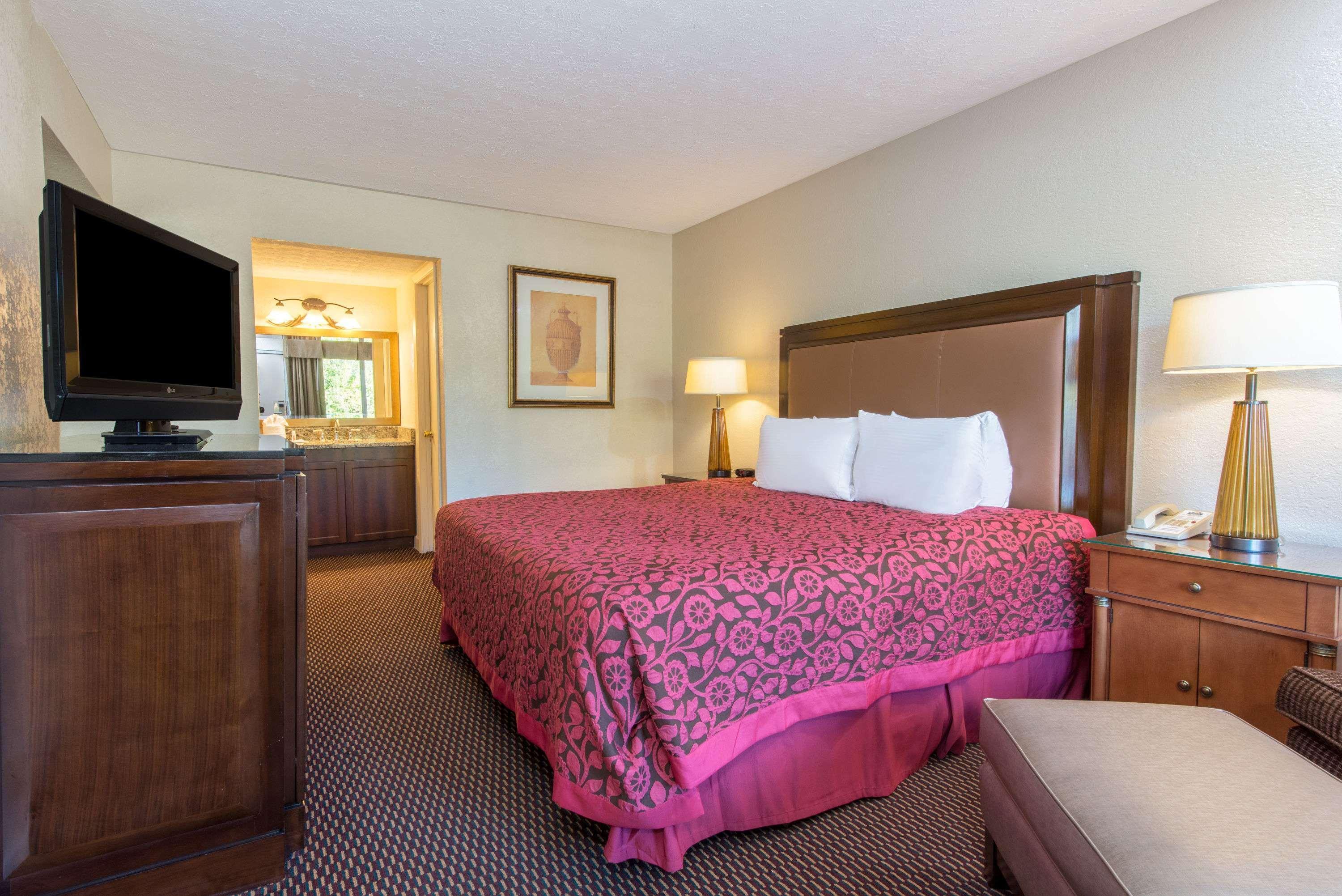 Days Inn & Suites By Wyndham Dayton North Eksteriør bilde