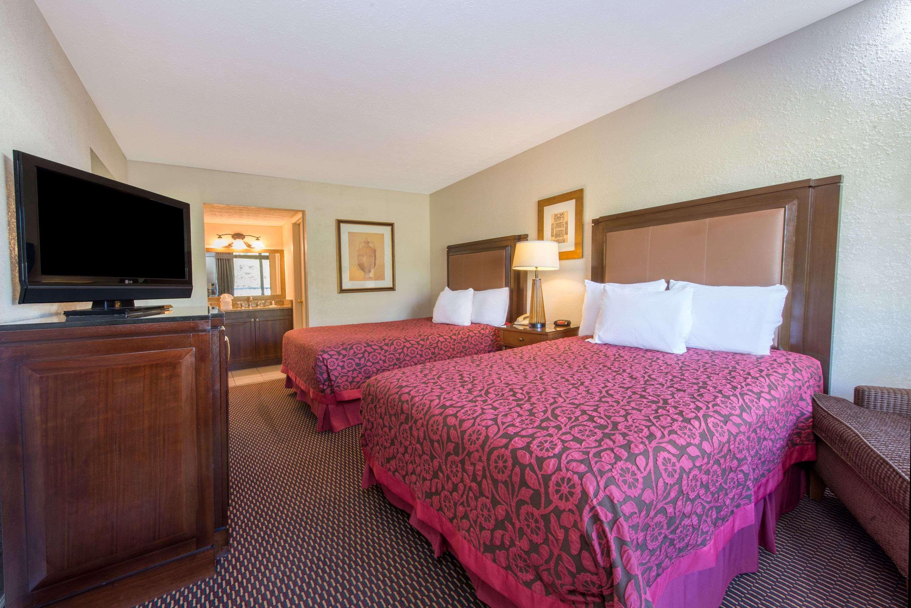 Days Inn & Suites By Wyndham Dayton North Eksteriør bilde