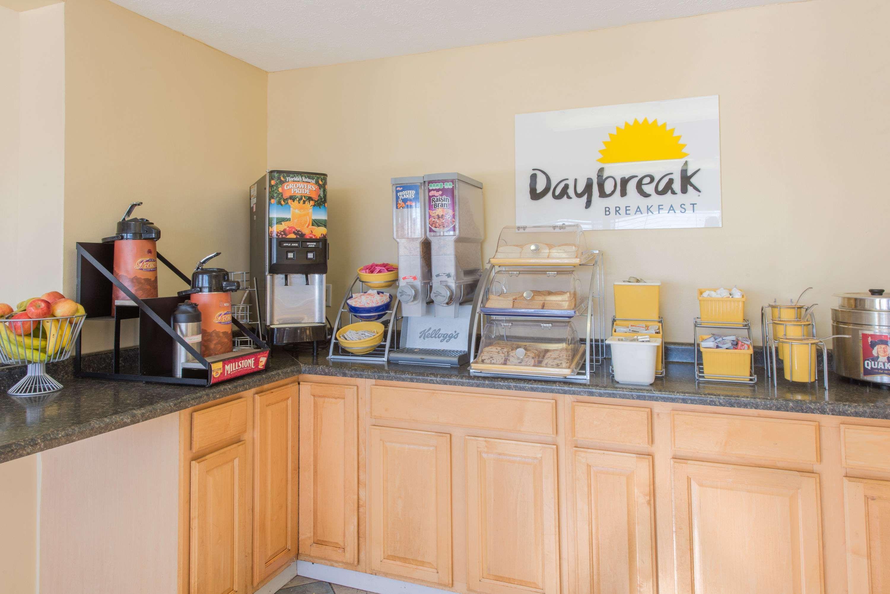 Days Inn & Suites By Wyndham Dayton North Eksteriør bilde