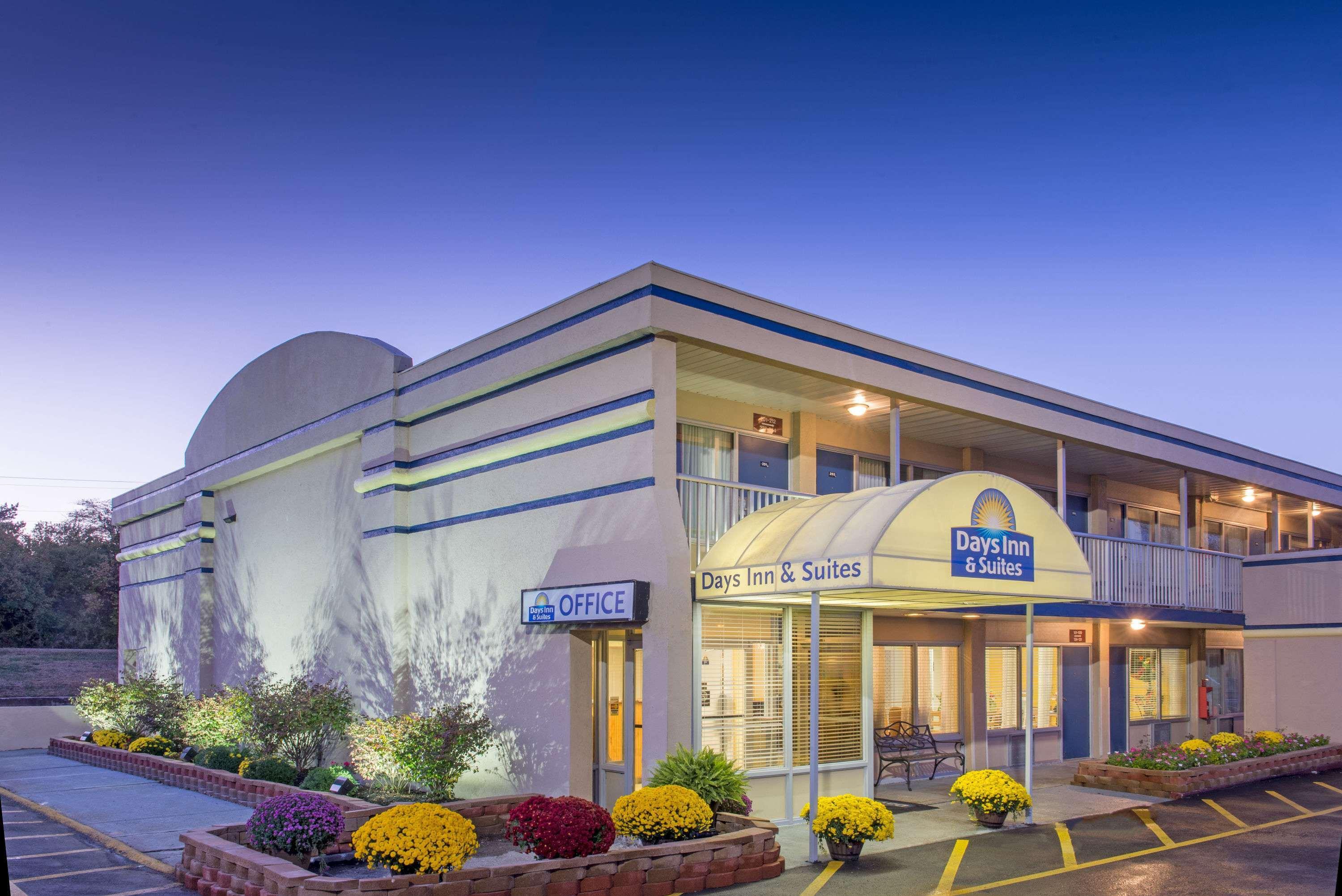 Days Inn & Suites By Wyndham Dayton North Eksteriør bilde
