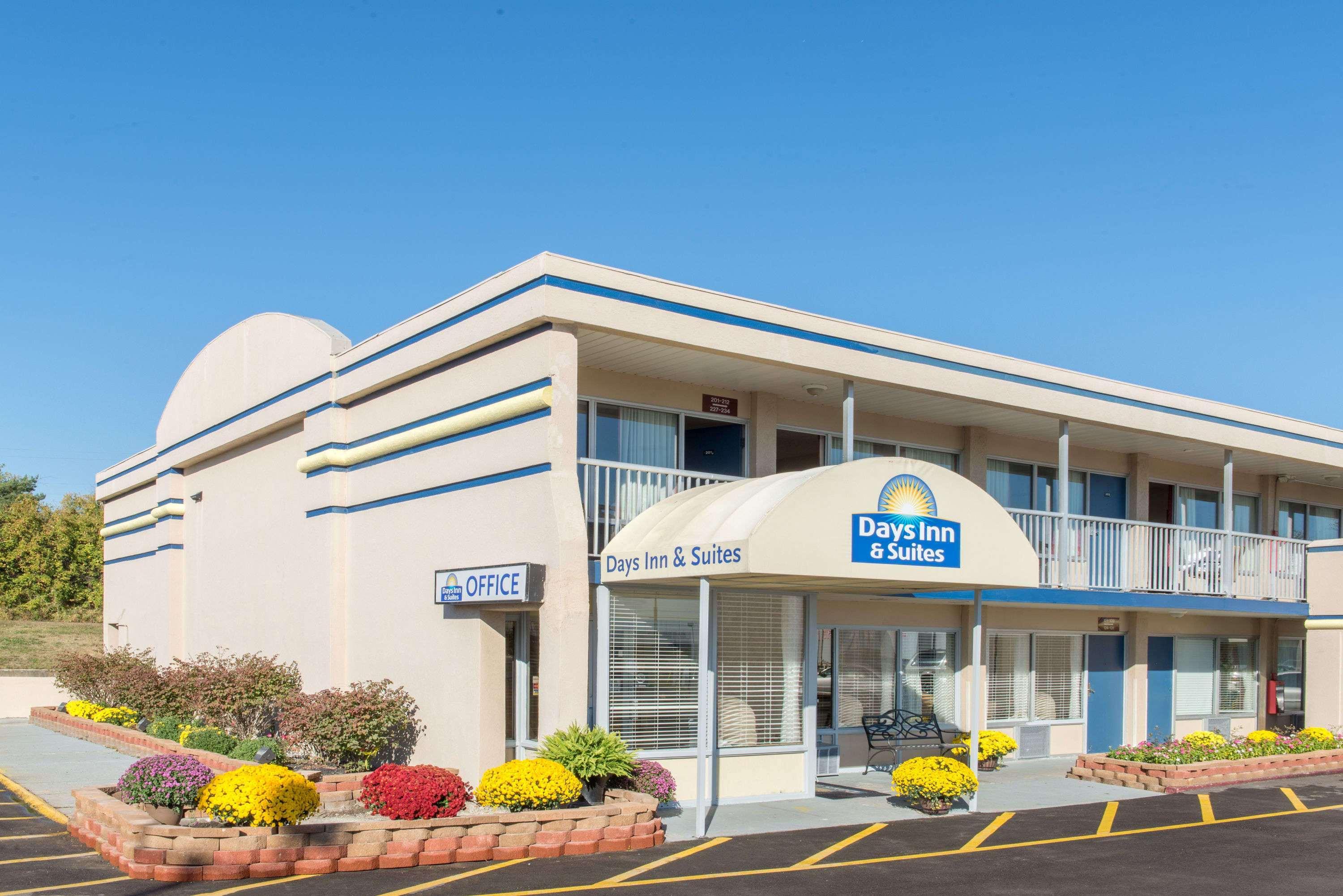 Days Inn & Suites By Wyndham Dayton North Eksteriør bilde