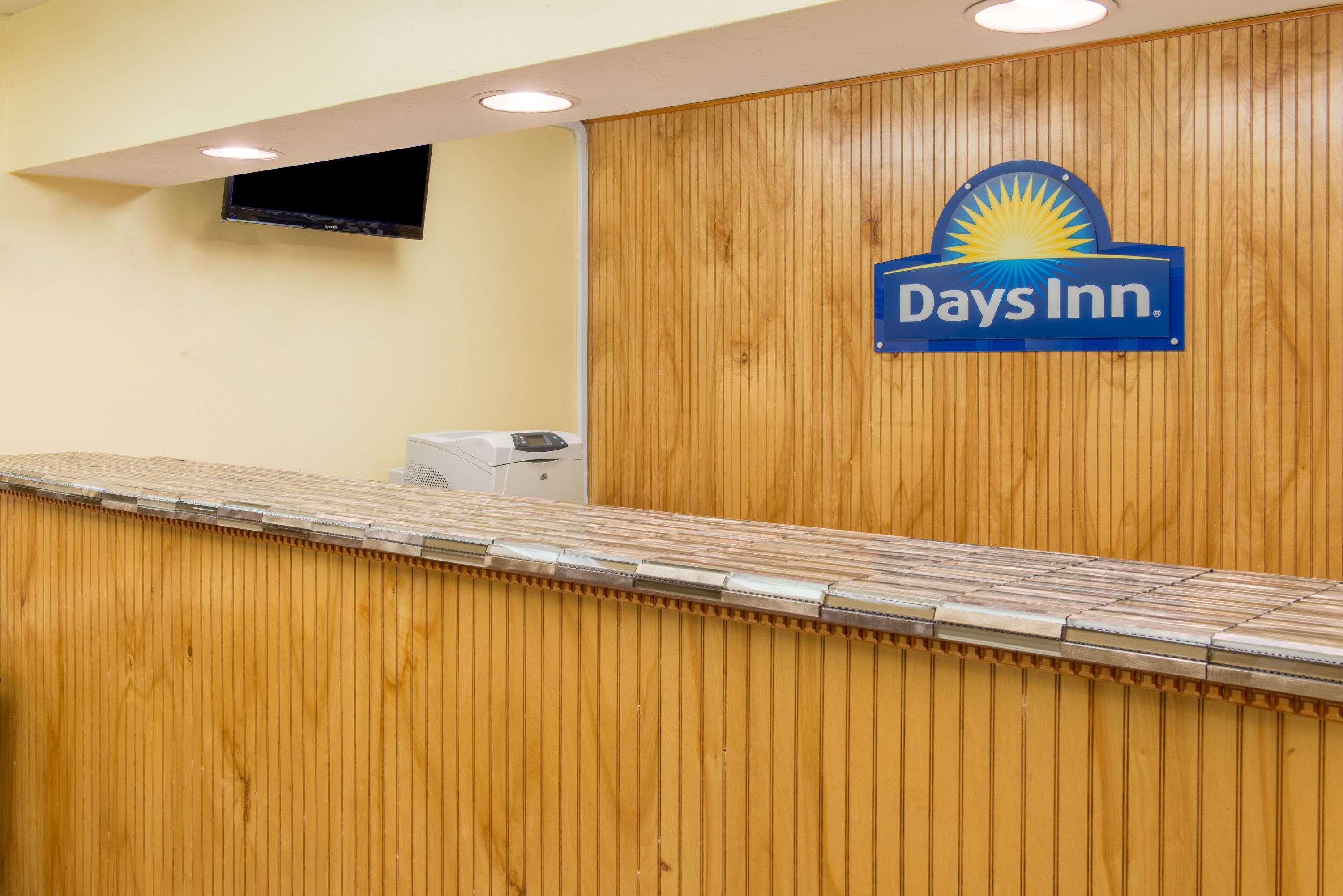Days Inn & Suites By Wyndham Dayton North Eksteriør bilde
