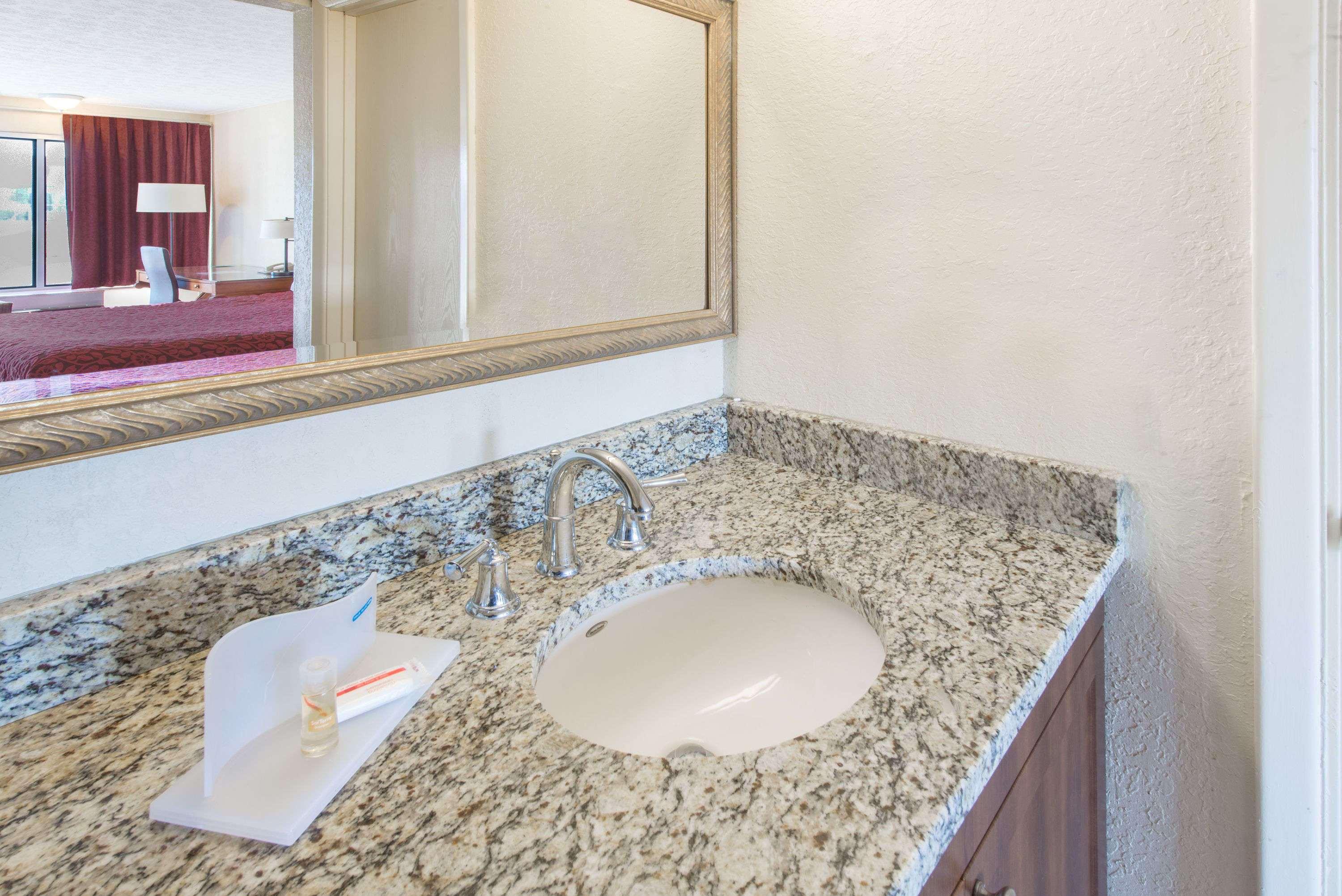 Days Inn & Suites By Wyndham Dayton North Eksteriør bilde